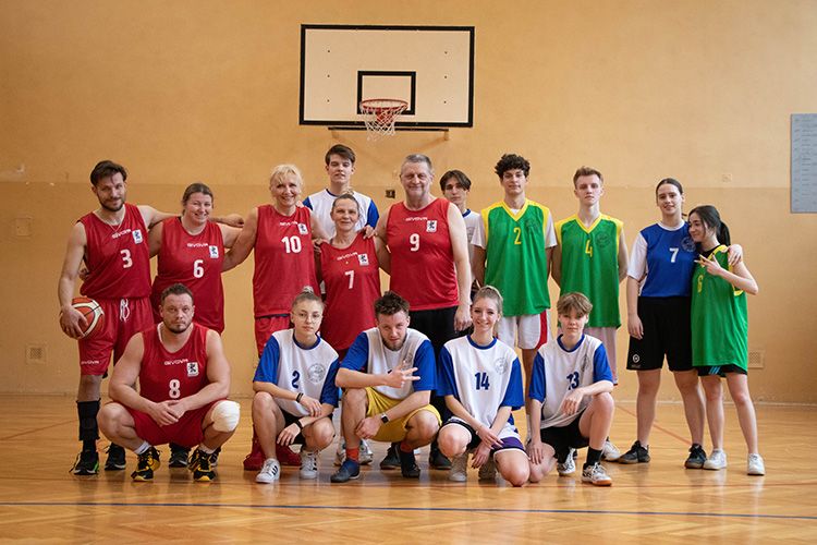 Mecz koszykówki nauczyciele-uczniowie